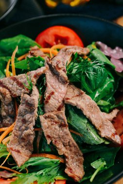 Taze salata tabağı ile karışık yeşillik