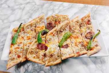 Geleneksel Türkçe fırında pide. Türk pizzası, Orta Doğu aperatifleri. Türk mutfağı. Et ile doldurulmuş çam