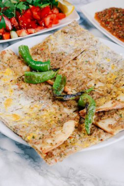 Geleneksel Türkçe fırında pide. Türk pizzası, Orta Doğu aperatifleri. Türk mutfağı. Et ile doldurulmuş çam