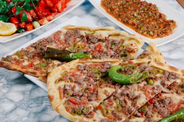 Geleneksel Türkçe fırında pide. Türk pizzası, Orta Doğu aperatifleri. Türk mutfağı. Et ile doldurulmuş çam