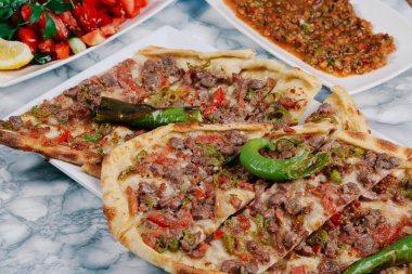 Geleneksel Türkçe fırında pide. Türk pizzası, Orta Doğu aperatifleri. Türk mutfağı. Et ile doldurulmuş çam