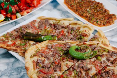 Geleneksel Türkçe fırında pide. Türk pizzası, Orta Doğu aperatifleri. Türk mutfağı. Et ile doldurulmuş çam