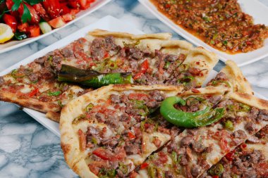 Geleneksel Türkçe fırında pide. Türk pizzası, Orta Doğu aperatifleri. Türk mutfağı. Et ile doldurulmuş çam