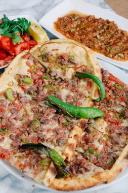 Geleneksel Türkçe fırında pide. Türk pizzası, Orta Doğu aperatifleri. Türk mutfağı. Et ile doldurulmuş çam