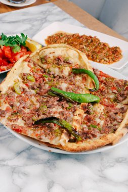 Geleneksel Türkçe fırında pide. Türk pizzası, Orta Doğu aperatifleri. Türk mutfağı. Et ile doldurulmuş çam