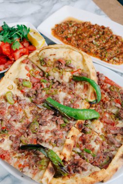 Geleneksel Türkçe fırında pide. Türk pizzası, Orta Doğu aperatifleri. Türk mutfağı. Et ile doldurulmuş çam