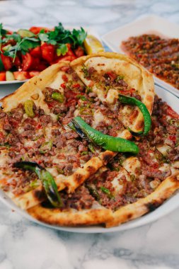 Geleneksel Türkçe fırında pide. Türk pizzası, Orta Doğu aperatifleri. Türk mutfağı. Et ile doldurulmuş çam