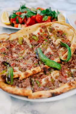 Geleneksel Türkçe fırında pide. Türk pizzası, Orta Doğu aperatifleri. Türk mutfağı. Et ile doldurulmuş çam