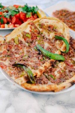 Geleneksel Türkçe fırında pide. Türk pizzası, Orta Doğu aperatifleri. Türk mutfağı. Et ile doldurulmuş çam