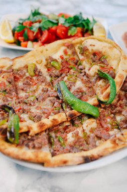Geleneksel Türkçe fırında pide. Türk pizzası, Orta Doğu aperatifleri. Türk mutfağı. Et ile doldurulmuş çam