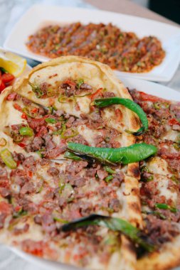 Geleneksel Türkçe fırında pide. Türk pizzası, Orta Doğu aperatifleri. Türk mutfağı. Et ile doldurulmuş çam