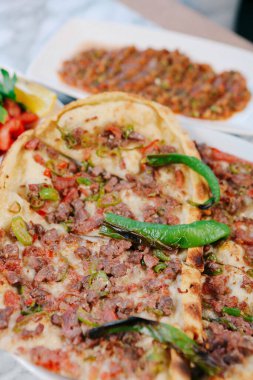 Geleneksel Türkçe fırında pide. Türk pizzası, Orta Doğu aperatifleri. Türk mutfağı. Et ile doldurulmuş çam