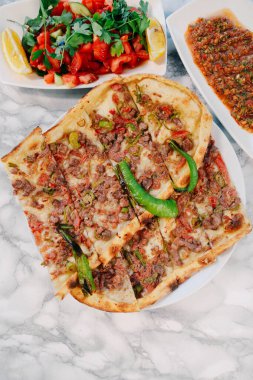 Geleneksel Türkçe fırında pide. Türk pizzası, Orta Doğu aperatifleri. Türk mutfağı. Et ile doldurulmuş çam