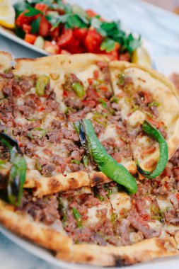 Geleneksel Türkçe fırında pide. Türk pizzası, Orta Doğu aperatifleri. Türk mutfağı. Et ile doldurulmuş çam