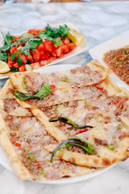 Geleneksel Türkçe fırında pide. Türk pizzası, Orta Doğu aperatifleri. Türk mutfağı. Et ile doldurulmuş çam