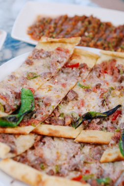 Geleneksel Türkçe fırında pide. Türk pizzası, Orta Doğu aperatifleri. Türk mutfağı. Et ile doldurulmuş çam