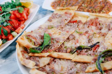 Geleneksel Türkçe fırında pide. Türk pizzası, Orta Doğu aperatifleri. Türk mutfağı. Et ile doldurulmuş çam
