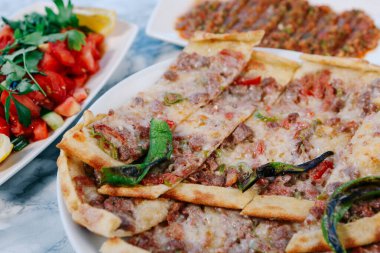 Geleneksel Türkçe fırında pide. Türk pizzası, Orta Doğu aperatifleri. Türk mutfağı. Et ile doldurulmuş çam