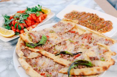 Geleneksel Türkçe fırında pide. Türk pizzası, Orta Doğu aperatifleri. Türk mutfağı. Et ile doldurulmuş çam