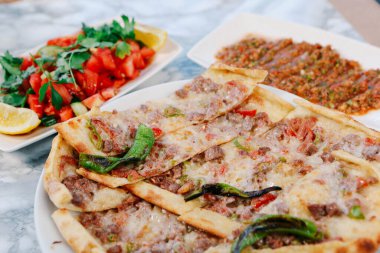 Geleneksel Türkçe fırında pide. Türk pizzası, Orta Doğu aperatifleri. Türk mutfağı. Et ile doldurulmuş çam
