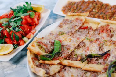 Geleneksel Türkçe fırında pide. Türk pizzası, Orta Doğu aperatifleri. Türk mutfağı. Et ile doldurulmuş çam