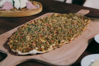 Geleneksel Türkçe fırında pide. Türk pizzası, Orta Doğu aperatifleri. Türk mutfağı. Et ile doldurulmuş çam