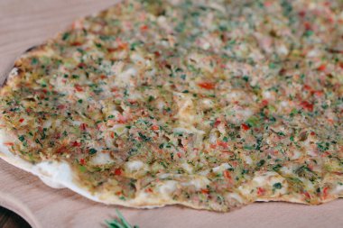 Geleneksel Türkçe fırında pide. Türk pizzası, Orta Doğu aperatifleri. Türk mutfağı. Et ile doldurulmuş çam
