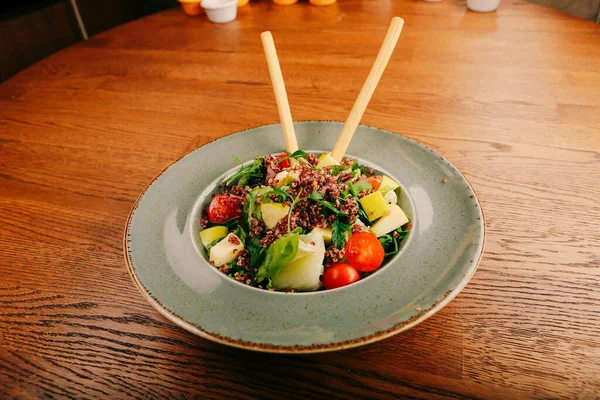 Taze salata tabağı ile karışık yeşillik