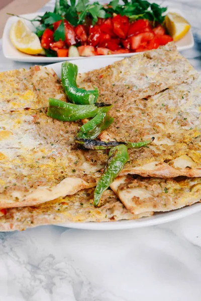 Traditionell Turkisk Bakad Maträtt Turkiska Pizzapajer Mellanösterns Förrätter Turkiskt Kök — Stockfoto