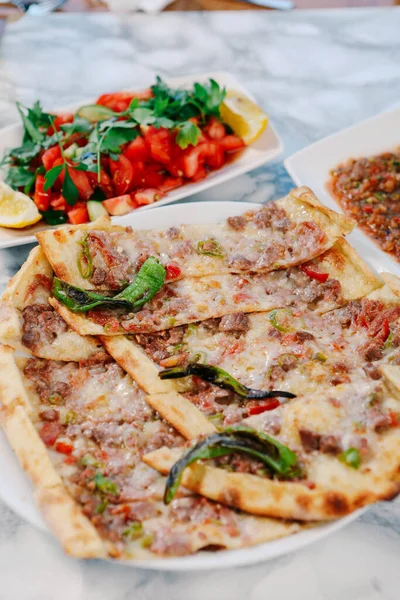 Geleneksel Türkçe fırında pide. Türk pizzası, Orta Doğu aperatifleri. Türk mutfağı. Et ile doldurulmuş çam