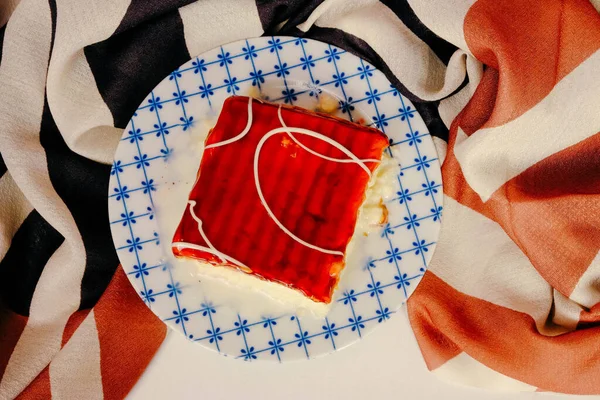 Plateau Avec Délicieux Gâteau Sur Table — Photo