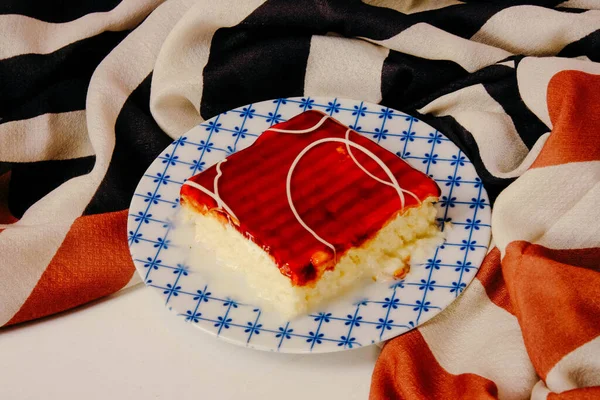 Plateau Avec Délicieux Gâteau Sur Table — Photo