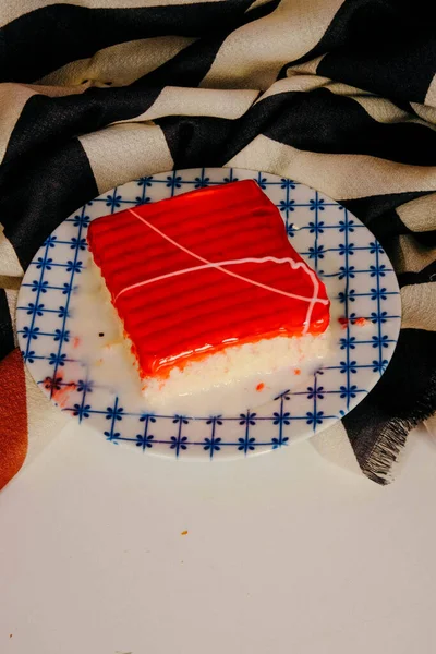 Tafel Mit Leckerem Kuchen Auf Dem Tisch — Stockfoto