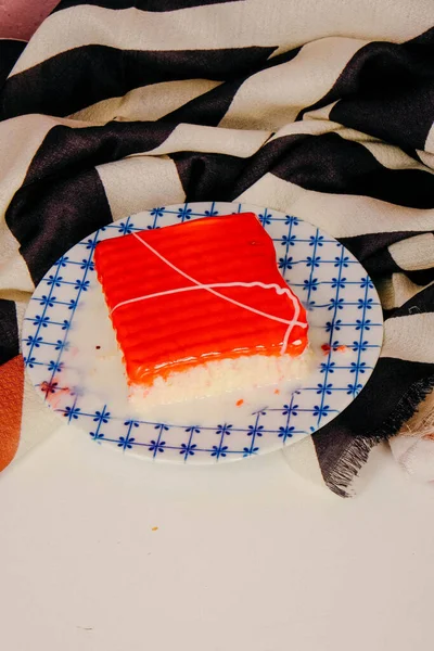 Tafel Mit Leckerem Kuchen Auf Dem Tisch — Stockfoto