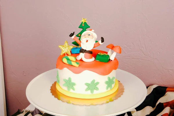 Plateau Avec Délicieux Gâteau Sur Table — Photo