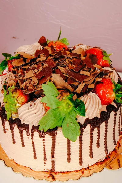 Tabuleiro Com Delicioso Bolo Mesa — Fotografia de Stock