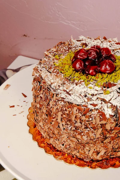 Tabuleiro Com Delicioso Bolo Mesa — Fotografia de Stock