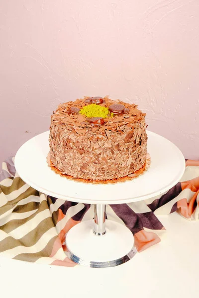 Junta Con Delicioso Pastel Mesa —  Fotos de Stock