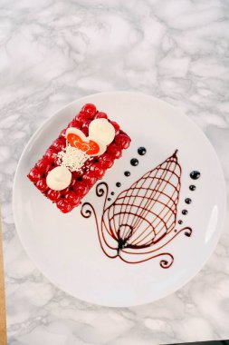 Masada lezzetli bir pasta var.