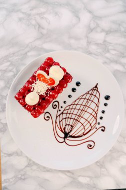 Masada lezzetli bir pasta var.