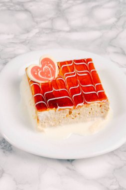 Masada lezzetli bir pasta var.