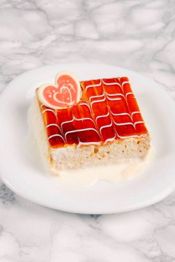 Masada lezzetli bir pasta var.