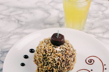 Masada lezzetli bir pasta var.