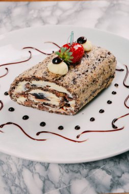 Masada lezzetli bir pasta var.