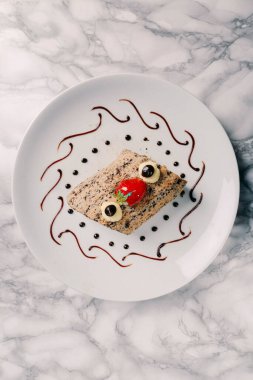 Masada lezzetli bir pasta var.