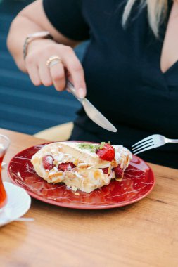 Masada lezzetli bir pasta var.