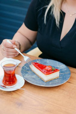 Masada lezzetli bir pasta var.