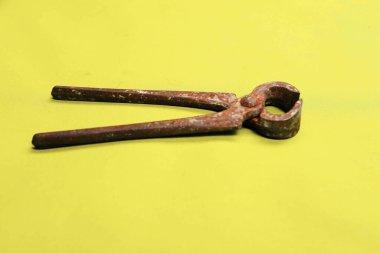 Bir çift paslı meme ucu.