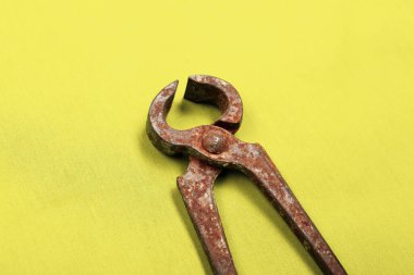 Bir çift paslı meme ucu.