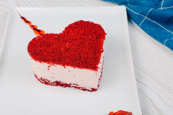 Tavola Con Deliziosa Torta Sul Tavolo — Foto Stock